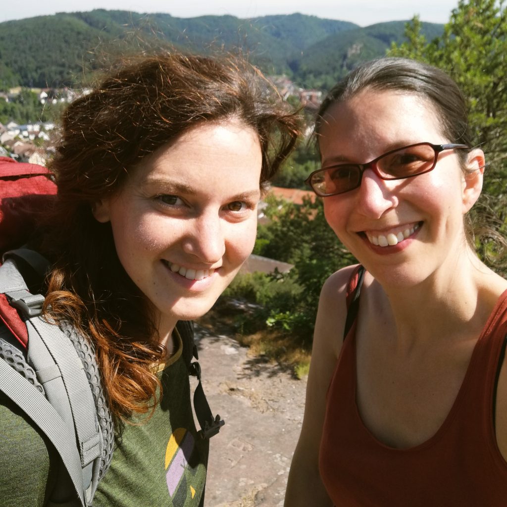 Luisa Sluga und Jana Seifert, Gründerinnen von Funkenzeit, bei einer ihrer Wanderungen