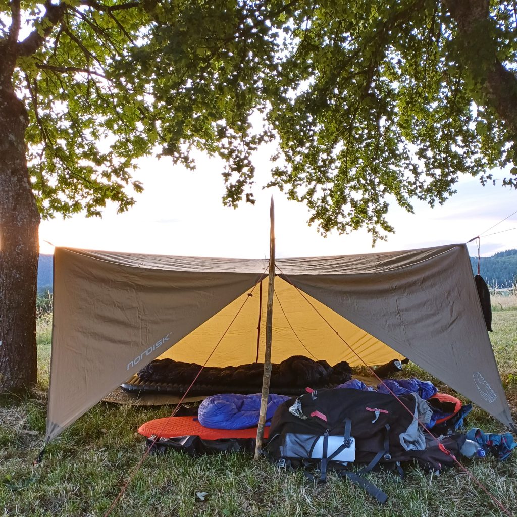 Ein Tarp, wie es auf einer geführten Trekkingtour aufgebaut wird