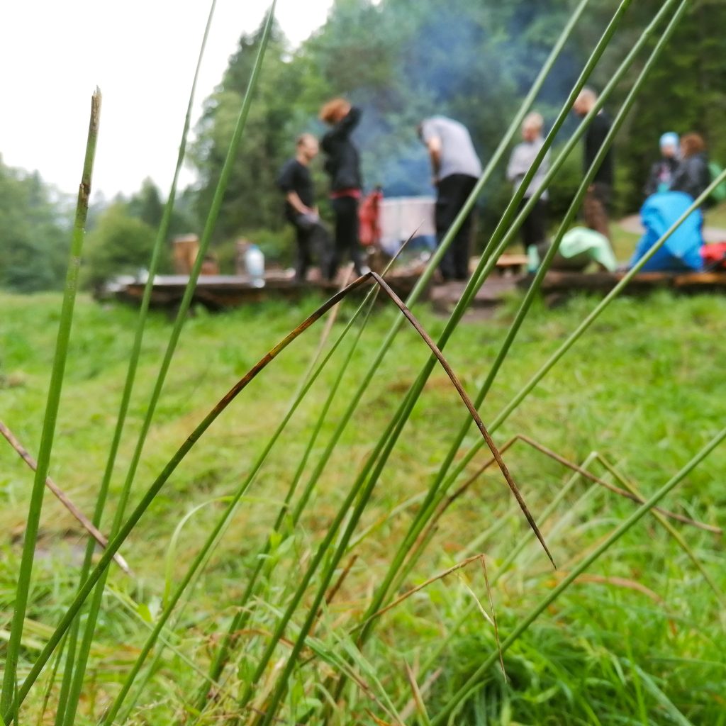 Bei einem Outdoorkurs für Teams ist Zeit zum Austausch am Lagerfeuer