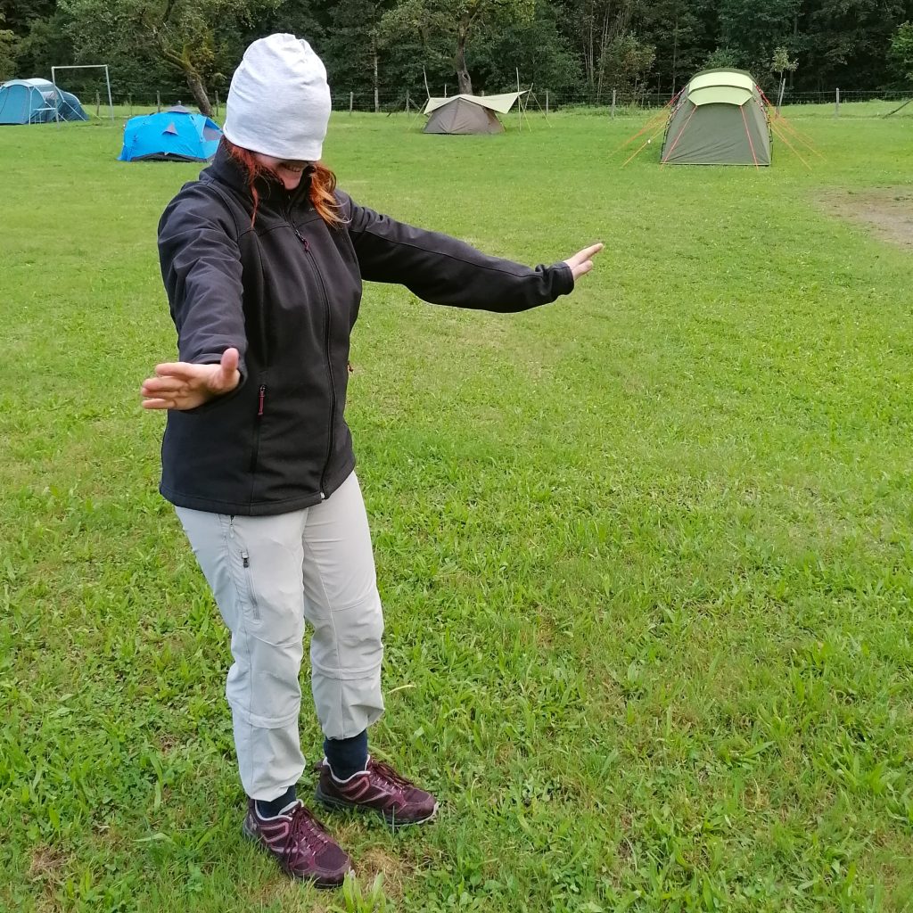 Vertrauensübung beim Outdoor-Teambuilding