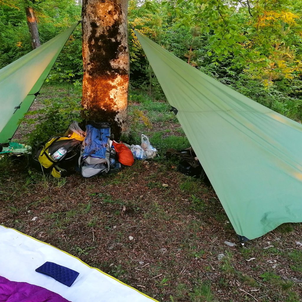 Tarpaufbau beim Outdoor-Teambuilding