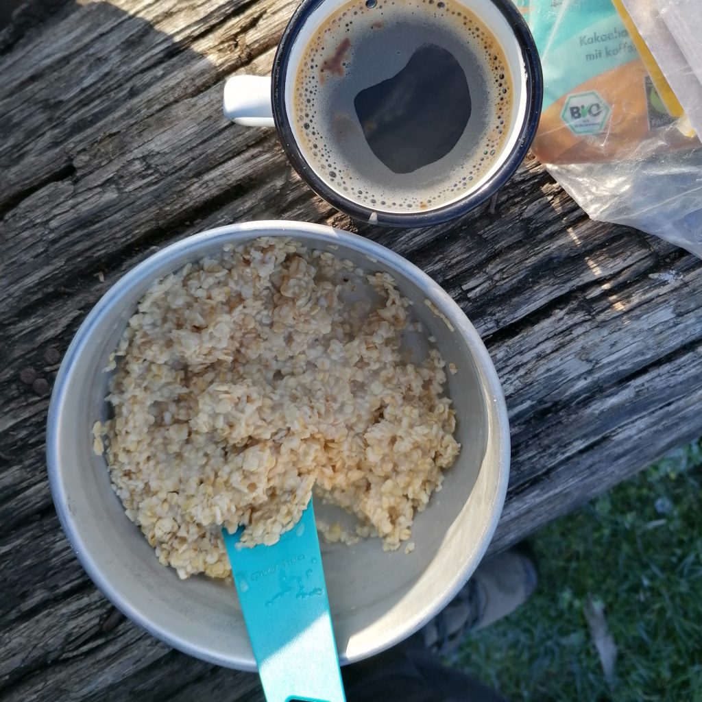 Haferflocken gehören zu den Lebensmitteln aus dem Supermarkt, die sich bestens fürs Trekking eignen.